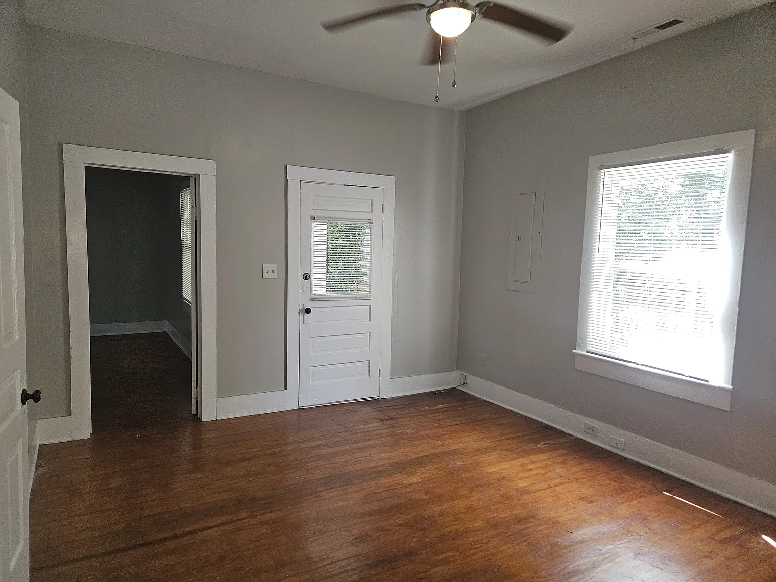3 bed, 1054 sqft, $1,895 — Photo 4