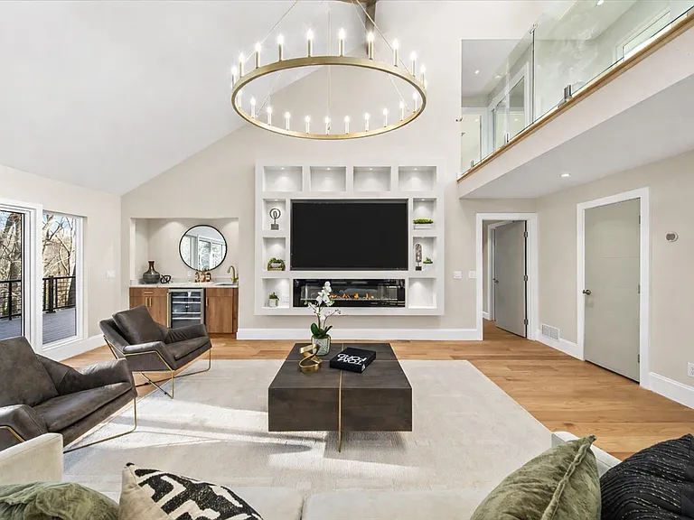 250 Bruton Way — Photo 16
