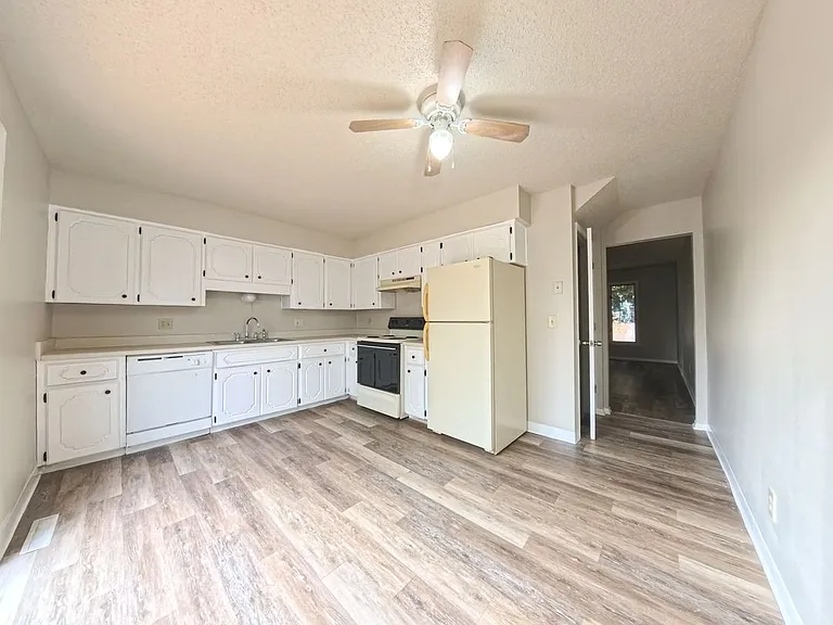 611 Hickory Hill Ln — Photo 6