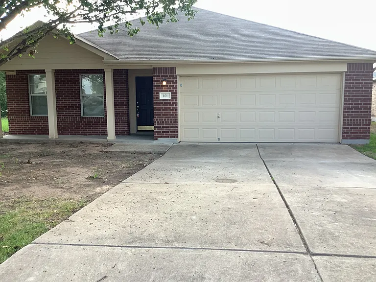 101 Hanstrom Dr — Photo 1