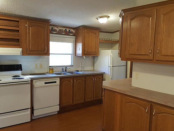 5th image of 2674 Woodlake Dr