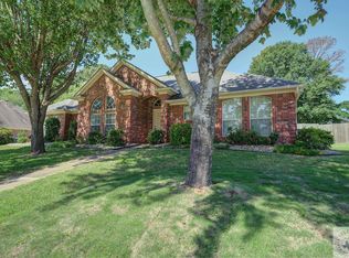 16 Ashleigh Cir, Wake Village, TX 75501