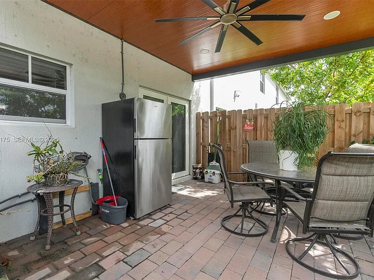 504 NE 1st Dr #504 — Photo 8