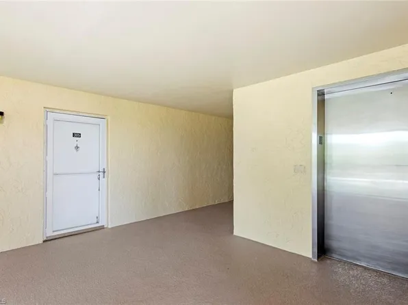 1085 Forest Lakes Dr #8305, Naples, FL 34105