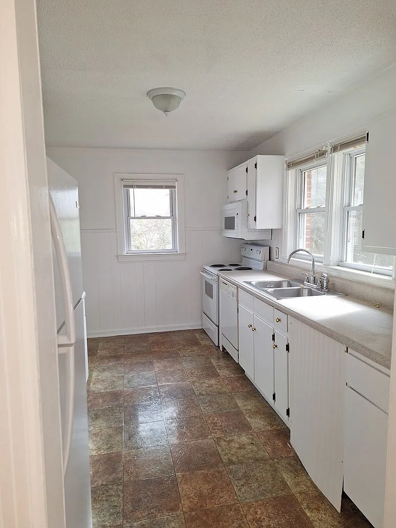 450 Highland Ave — Photo 3