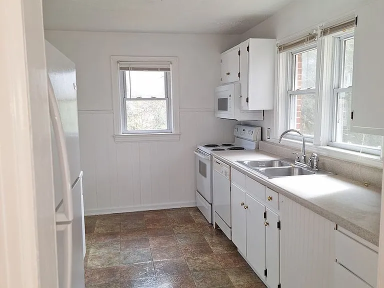 450 Highland Ave NW #A — Photo 3
