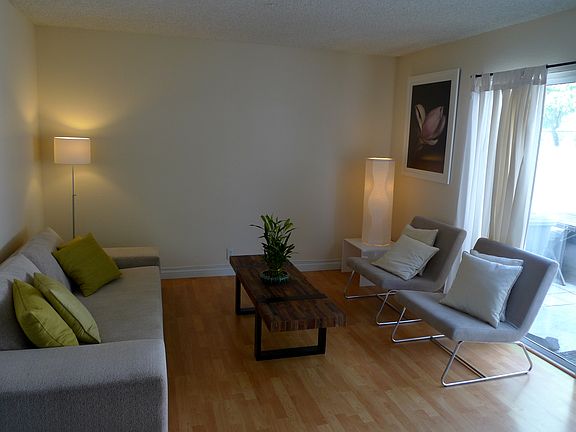 5th image of 1032 Park Circle Dr