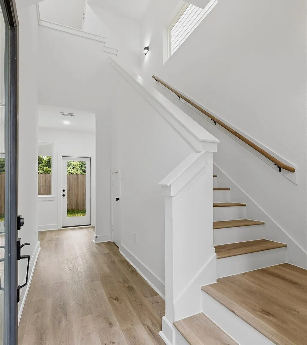 3 bed, 3.5 bath, 1966 sqft, $2,350 — Photo 4