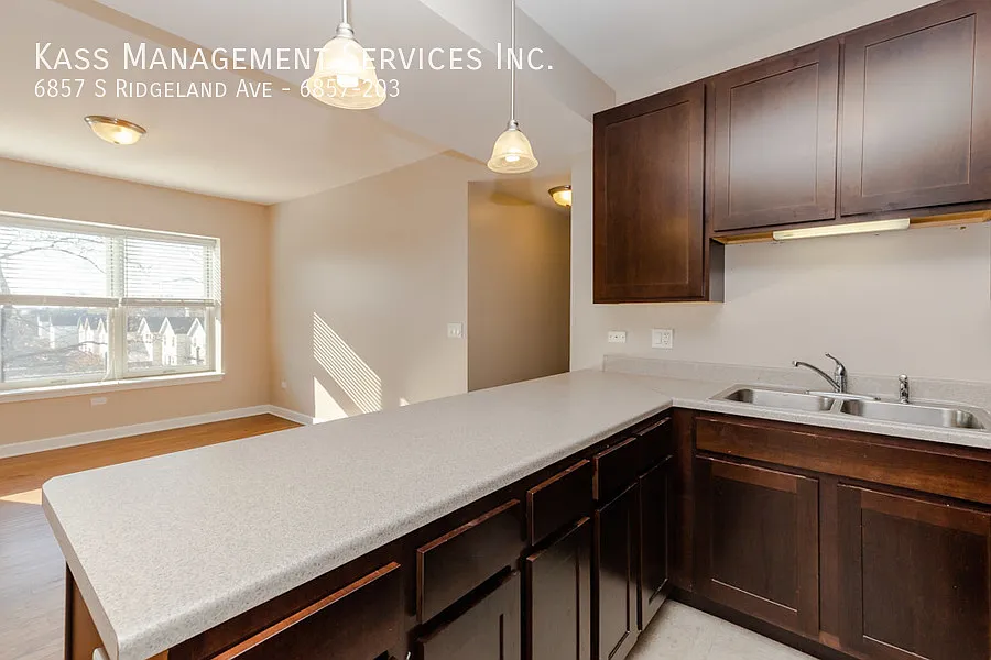 Building Photo - 6857 S Ridgeland Ave #203