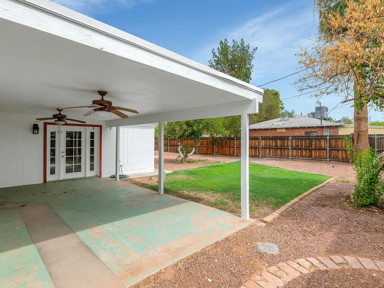 1127 S Una Ave — Photo 4