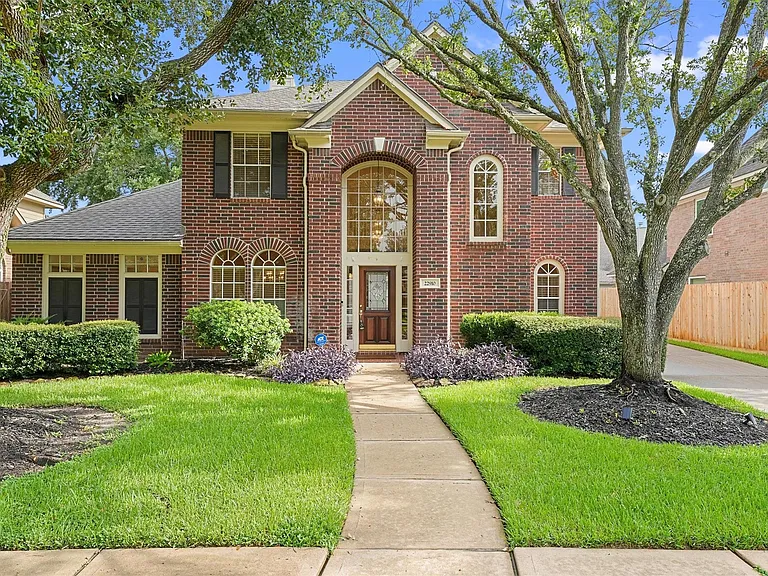 22910 Fairleaf Cir — Photo 1