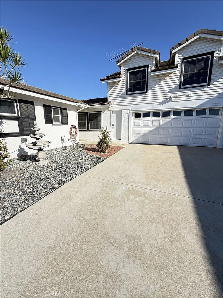 4 bed, 1923 sqft, $5,600 — Photo 1