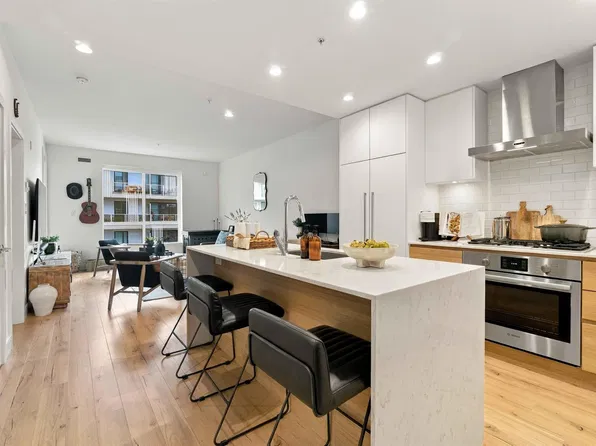 3131 Murray St #412, Pt Moody, BC V3H 2V7