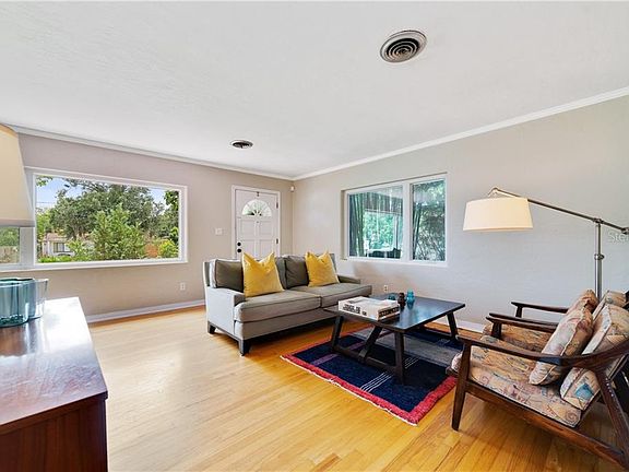 4th image of 827 Canovia Ave