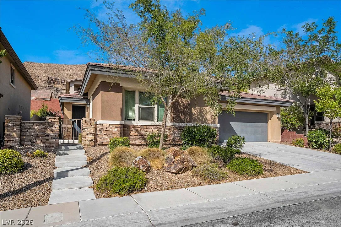 3 bed, 2.0 bath, 1902 sqft, $2,600 — Photo 2