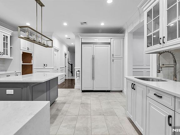 4th image of 315 Mary St