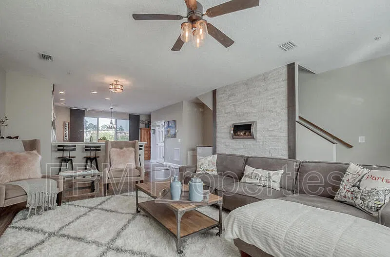 3 bed, 4.0 bath, 2142 sqft, $2,300 — Photo 3