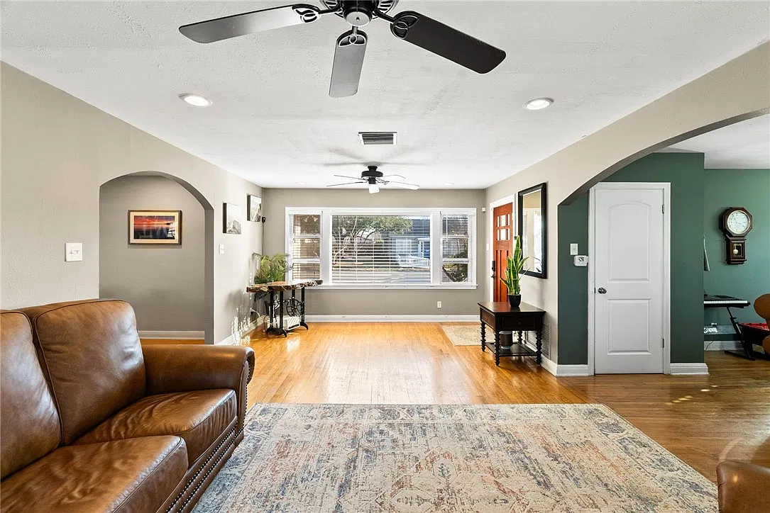 7 bed, 4.5 bath, 4365 sqft, $3,750 — Photo 4