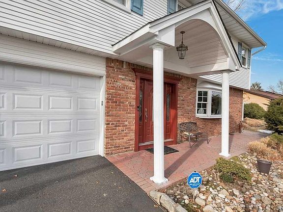 3rd image of 17 Sturbridge Dr