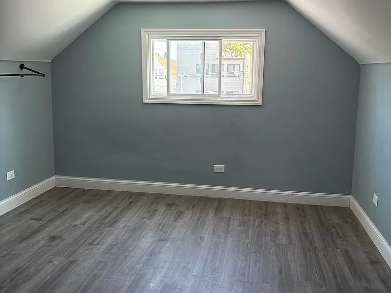 2237 S Oakley Ave — Photo 16