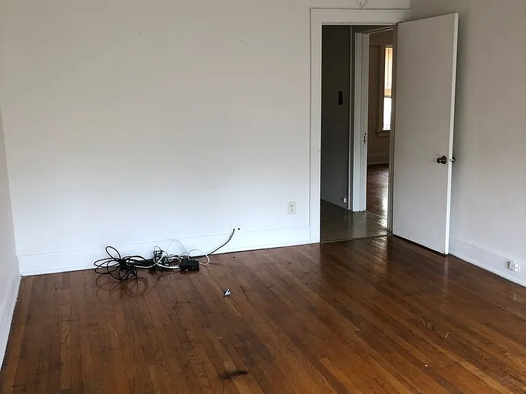 Newport Manor — Photo 31