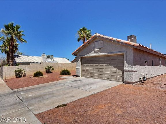 3rd image of 916 Blue Arroyo Dr