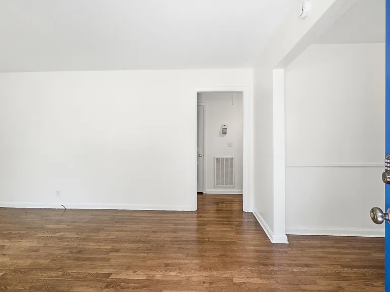 240 Ridgeway Dr — Photo 4