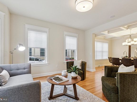 4th image of 538 Leverington Ave Unit D