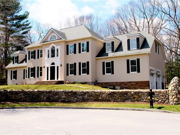 7 Thornwood Dr, Lincoln, RI 02865
