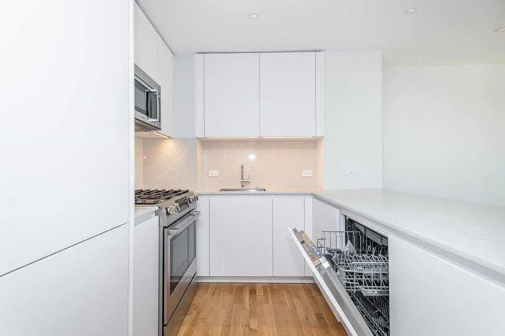 3 bed, 1.5 bath, $4,895 — Photo 4