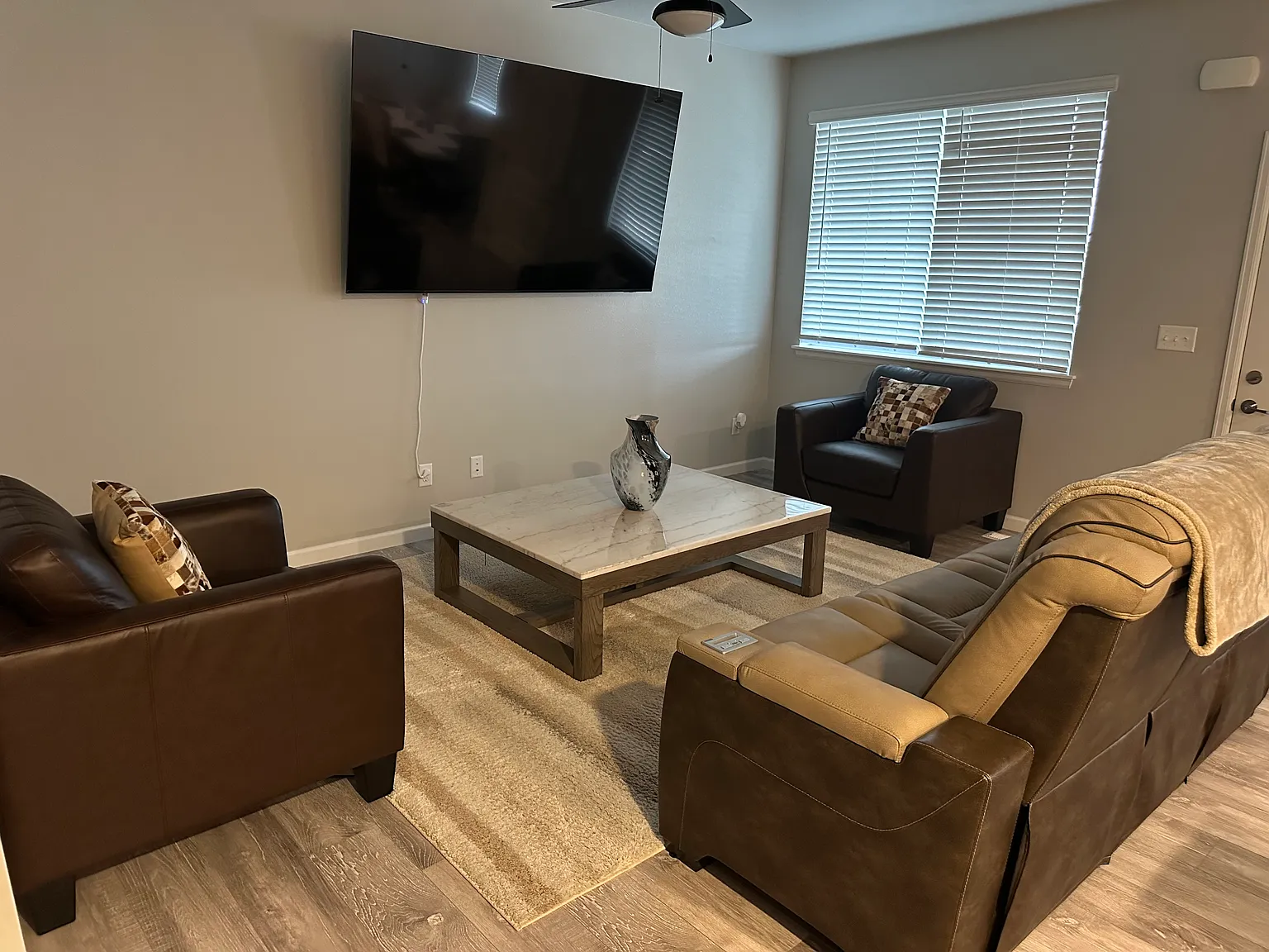 3 bed, 2.5 bath, 2300 sqft, $2,500 — Photo 2