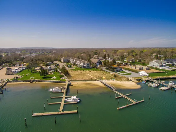 29 Gardners Ln APT 1B, Hampton Bays, NY 11946