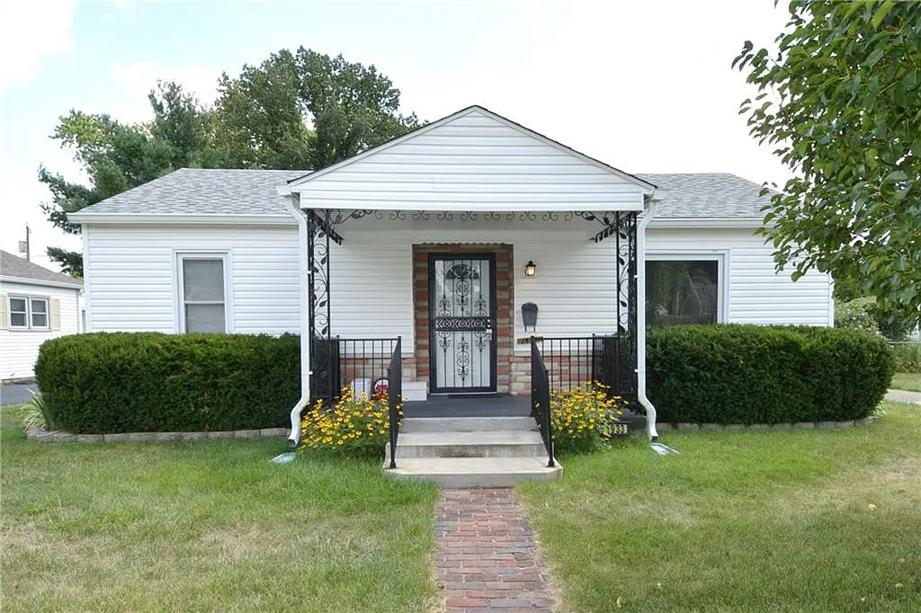 1933 Macarthur Ln photo 1