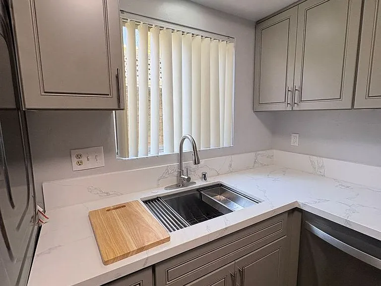 5945 Cloverly Apts — Photo 5