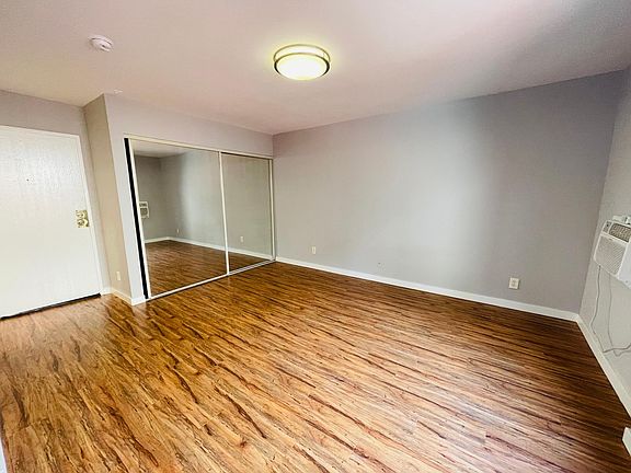 3rd image of 7044 Hawthorn Ave APT 111