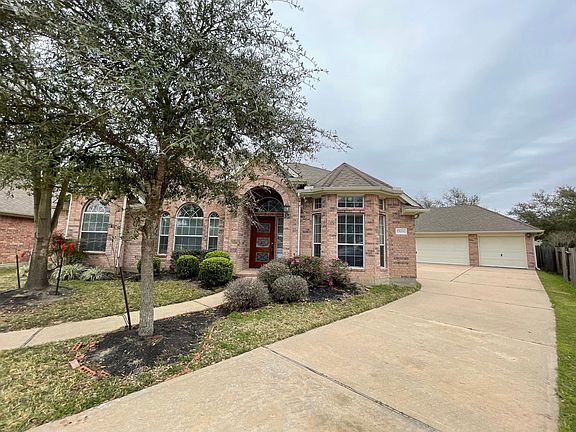 Prime cul-de-sac location near Towne Lake, shopping, dining, parks, and highly acclaimed Cy-Fair schools.