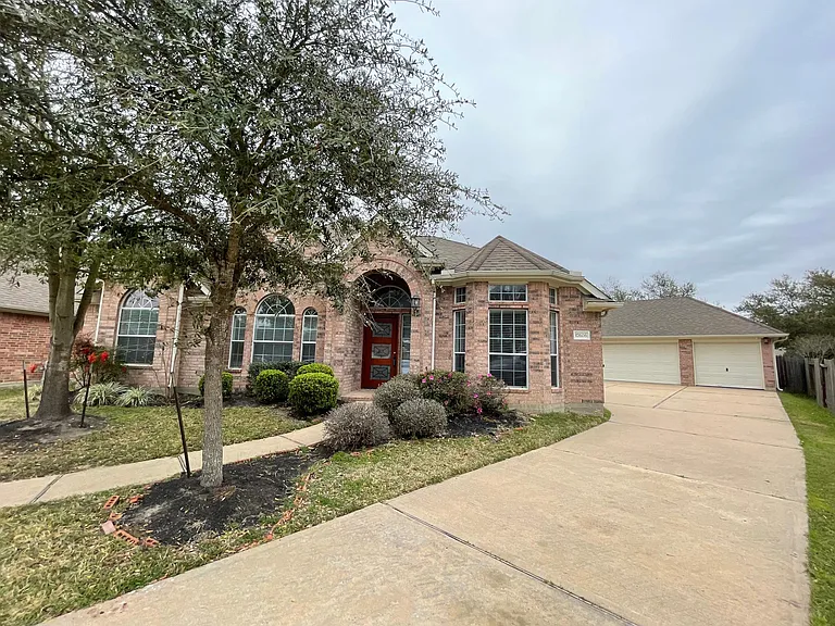 Prime cul-de-sac location near Towne Lake, shopping, dining, parks, and highly acclaimed Cy-Fair schools.