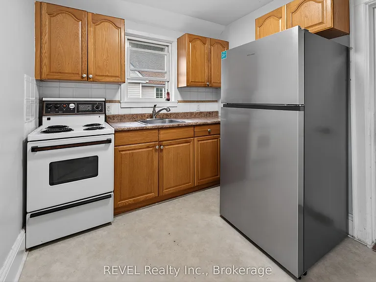 228 Dufferin St #2 — Photo 6