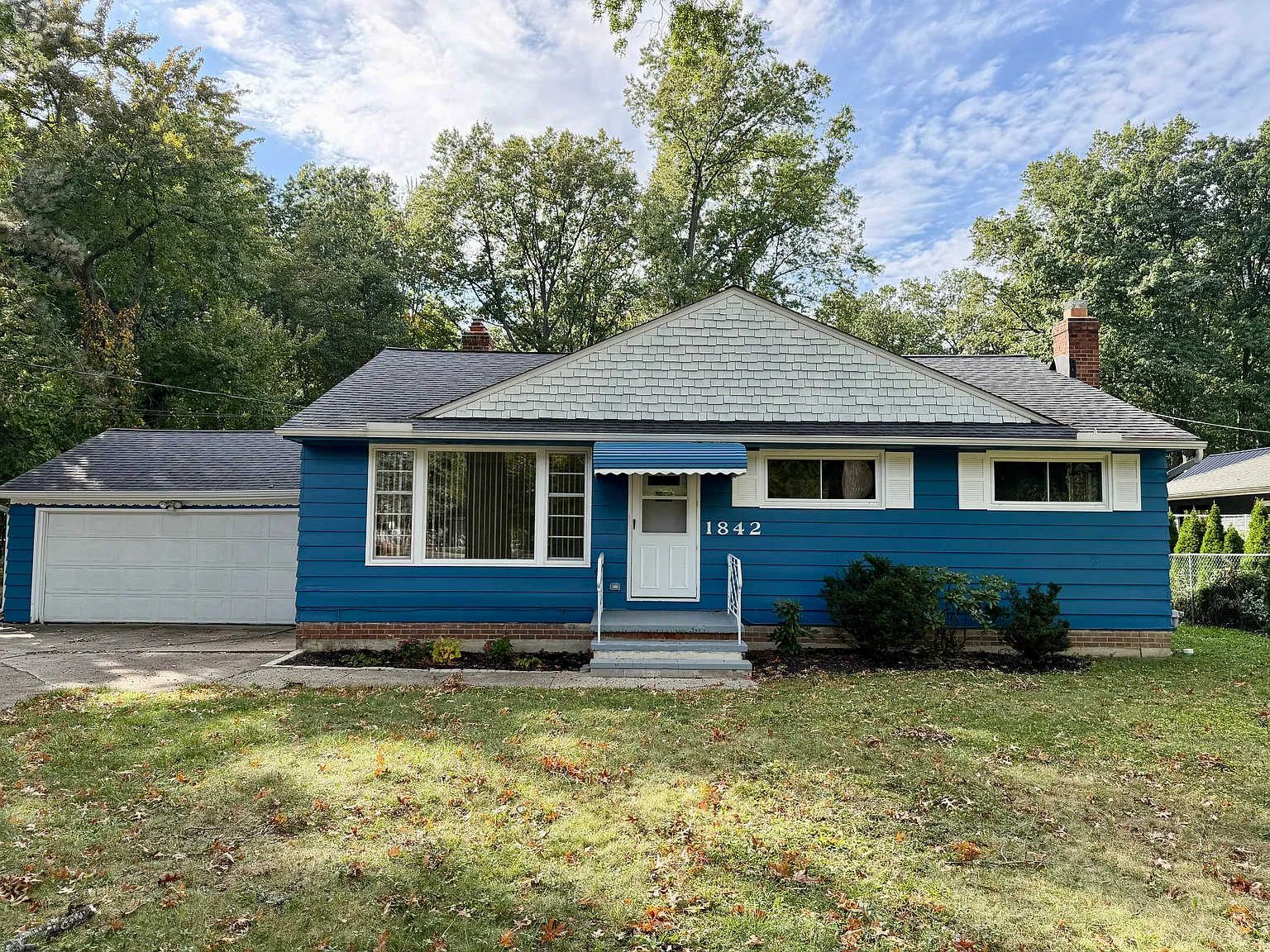 3 bed, 1.5 bath, 1930 sqft, $2,500 — Photo 2