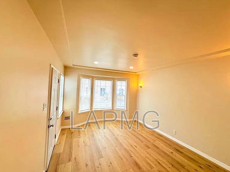 1535 S Fairfax Ave — Photo 3