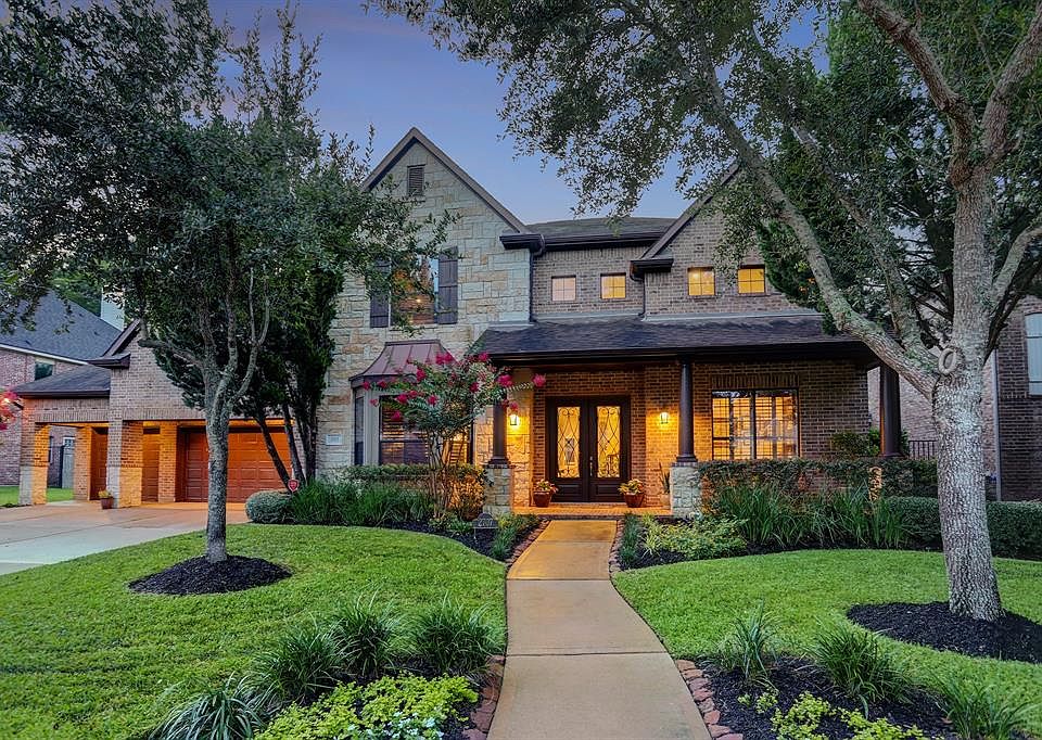 This beautiful home with a heated pool & spa backs to the 8th hole of the Sienna Golf Course. This home offers high-end luxurious finishes throughout. Find travertine tile & wood floors throughout the 1st floor, upgraded appliances, surround sound bo