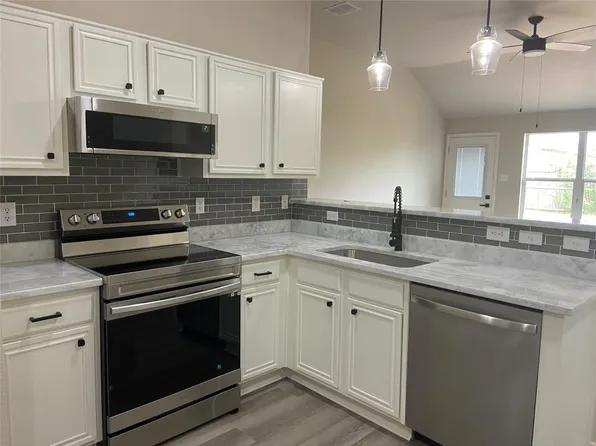 904 McKavett Dr, Burleson, TX 76028