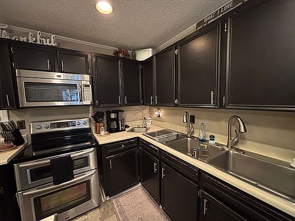Kitchen 
3 compartment sink