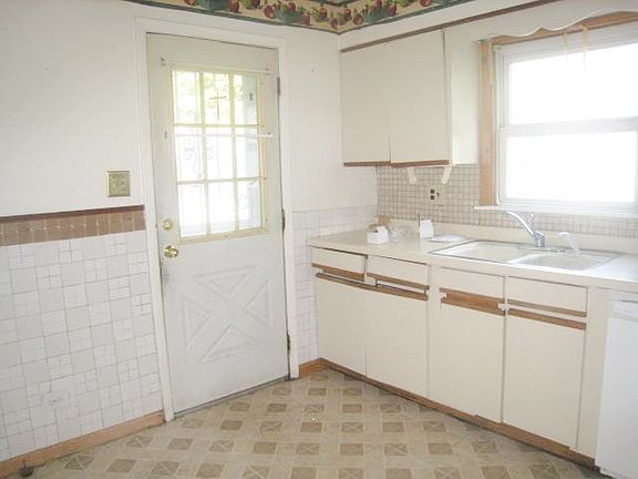 2nd image of 2145 N Hawthorne Ave