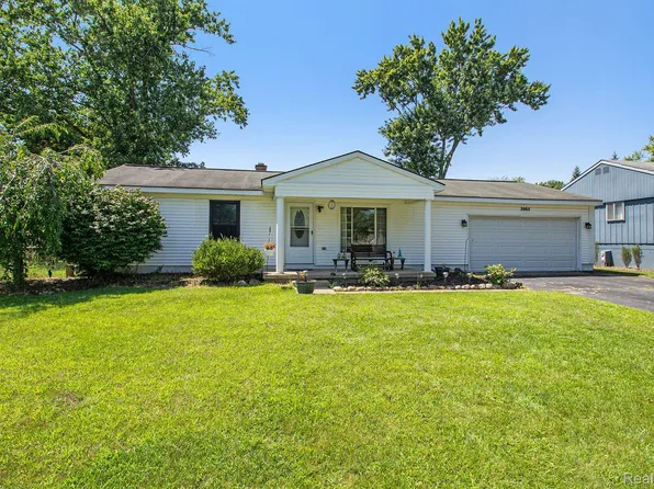 2665 Los Angeles Dr, Wolverine Lake, MI 48390