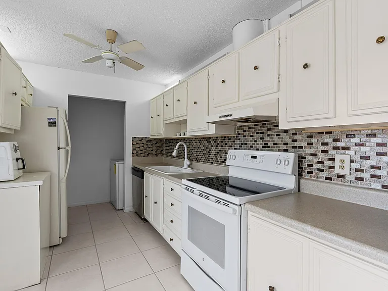 315 Cape Cod Cir #B — Photo 9