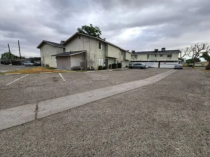Building Photo - 2909 S Chester Ave #16