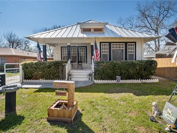 406 E Gonzales St, Yoakum, TX 77995