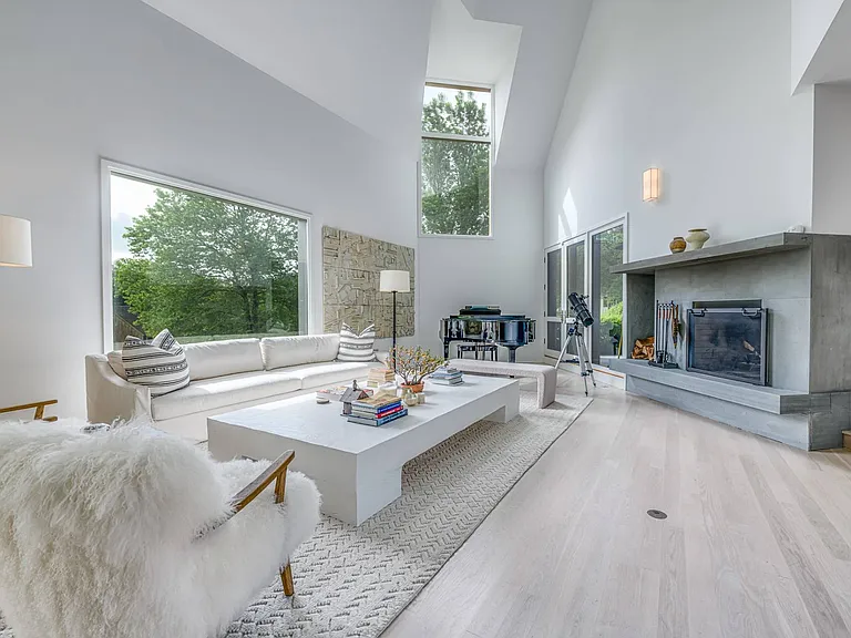 284 Edge Of Woods Rd — Photo 10