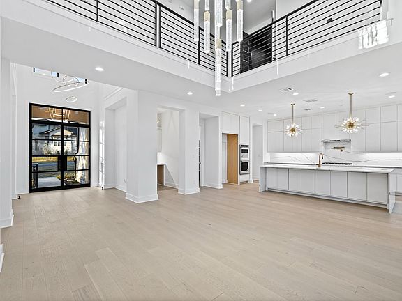 Lynmar II B foyer